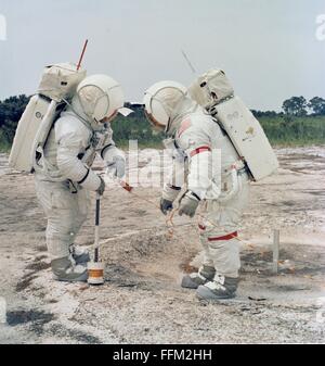 Los astronautas de la misión Apolo 14 de la NASA Alan B. Shepard Jr. (derecha), comandante, Edgar D. Mitchell, piloto del módulo lunar, durante la formación de la simulación de la superficie lunar en el Centro Espacial Kennedy el 18 de julio de 1970 en Cabo Cañaveral, Florida. Foto de stock