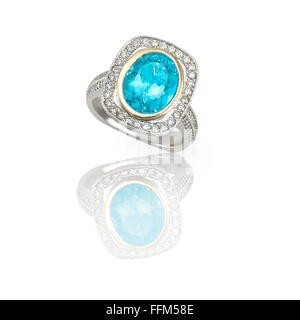Topacio azul turquesa cojín de piedras preciosas cortadas en un halo de duotono de oro y plata con diamantes Foto de stock