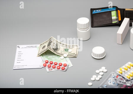 Prescripción en blanco,blister,píldoras dispersos, abra la billetera y cien dólares y billetes Foto de stock