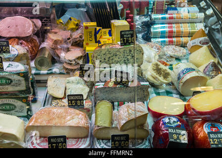 Muchas de las variedades de queso para su venta en el Mercat de Sant Josep de la Boquería - famoso mercado público en Barcelona, España Foto de stock