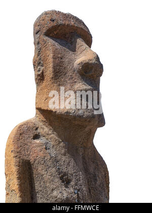 Escultura de un moai tallados en piedra volcánica de la Isla de Pascua, Chile sobre fondo blanco. Foto de stock