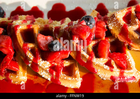 Waffles sirve para desayunar en Nova Scotia, Canadá. Fresas frescas y blueberrries están en el almíbar cubiertos de gofres. Foto de stock