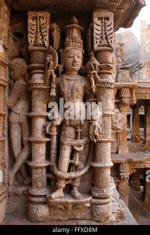 Estatua en Patrimonio arquitectura , paso bien Rani ni Vava , Patan , Gujarat, India Foto de stock