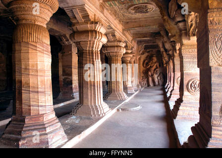 Cueva tres dedicado a Vishnu, más grande y más elaborada en Badami , Karnataka, India Foto de stock