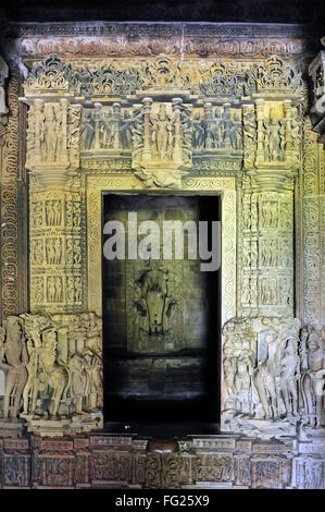 Templo Chitragupta puerta tallada Khajuraho, Madhya Pradesh, India Foto de stock