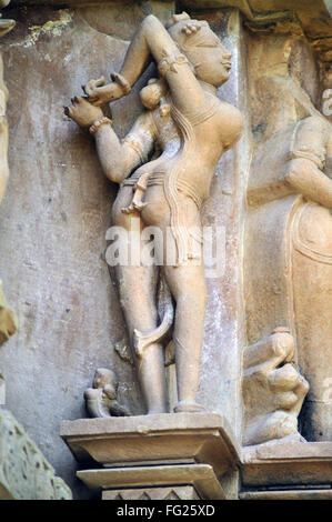 Grácil amanecer de Apsara, brazos extensibles, templo de Chitragupta, Khajuraho, madhya pradesh, India, asia Foto de stock