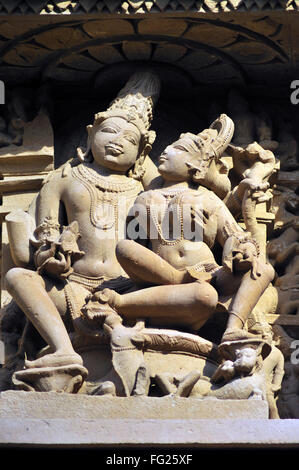 Uma mahesh Shiv Parvati en la pared del templo de chitragupta Khajuraho madhya pradesh india Foto de stock