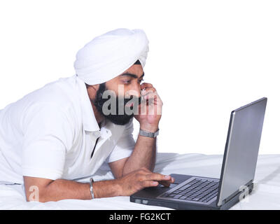 Sikh hombre hablando por teléfono móvil portátil operativo MR#779A Foto de stock
