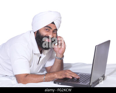 Sikh hombre hablando por teléfono móvil portátil operativo MR#779A Foto de stock