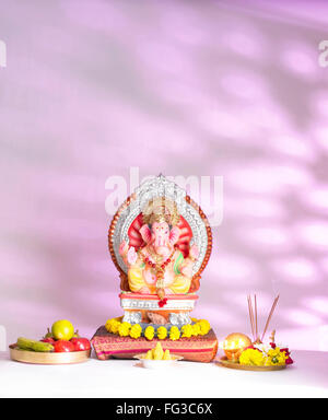 Dios creador Ganpati Ganpati montado en gran rat en procesión de Ganesh chaturthi Foto de stock