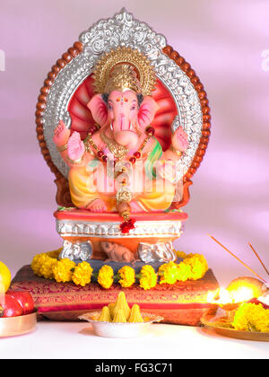 Dios creador Ganpati Ganpati montado en gran rat en procesión de Ganesh chaturthi Foto de stock