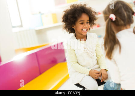Pequena multirracial niñas en playroom Foto de stock