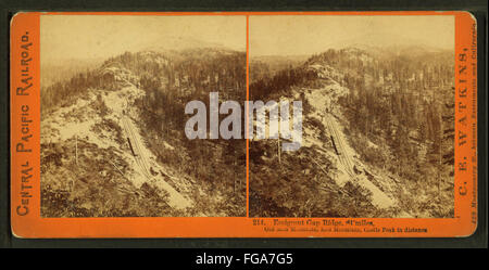 Brecha de emigrantes Ridge, 84 millas, Old Man Mountain, Montaña Roja, Castle Peak en la distancia, por Watkins, Carleton E., 1829-1916 2 Foto de stock