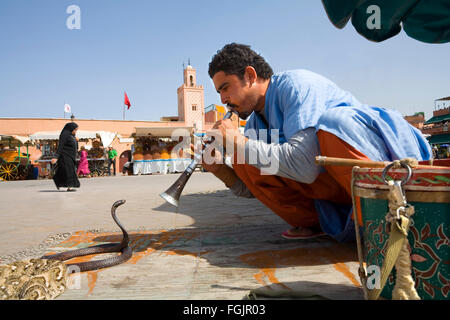 Encantador de serpientes en la plaza Jemaa El Fna en Marrakech Foto de stock