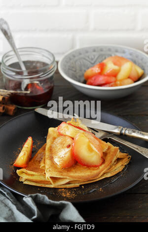 Los panqueques de manzana y canela, alimentos Foto de stock
