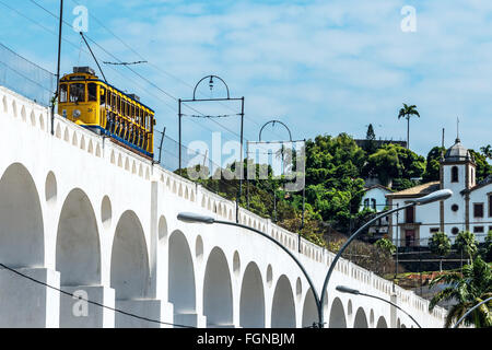 Unidades de tren a lo largo de arcos blancos, distintivo de la histórica Arcos da Lapa (Acueducto Carioca) en Río de Janeiro, Brasil Foto de stock