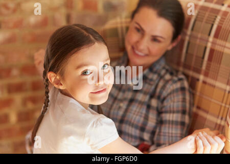 Retrato sonriente Chica sujetando las manos con madre