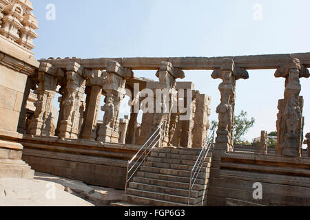 East Entrance, inconclusa Kalyana Mandapa norte-oeste del templo compuesto. Lepakshi, distrito de Anantapur, Andhra Pradesh, India Foto de stock
