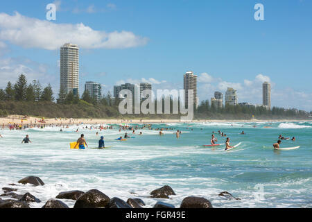 Y la costa de la playa de Burleigh Heads en la Gold Coast, Queensland, Australia Foto de stock
