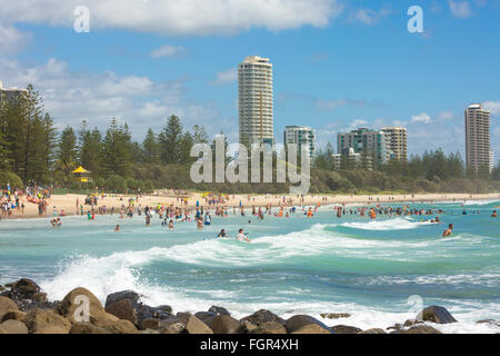 Y la costa de la playa de Burleigh Heads en la Gold Coast, Queensland, Australia Foto de stock