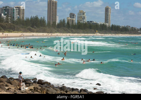 Los surfistas en el mar en la playa de Burleigh Heads en la Costa de Oro en Queensland, Australia Foto de stock