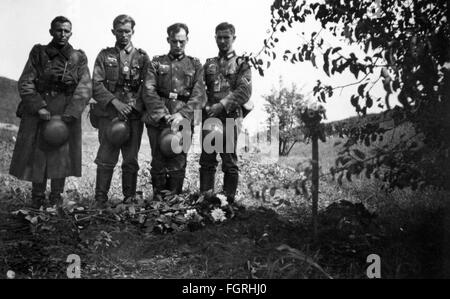 Segunda Guerra Mundial / Segunda Guerra Mundial, Polonia, soldados alemanes  en la tumba de un camarada asesinado, 1939, Derechos  adicionales-Clearences-no disponible Fotografía de stock - Alamy