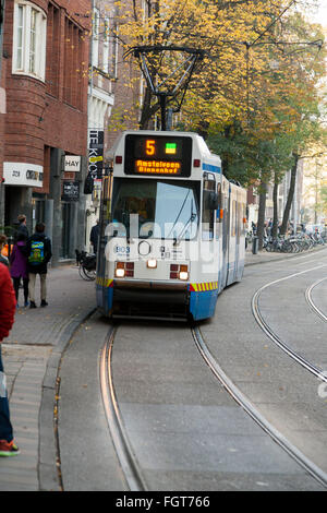 La línea 5 de tranvía holandés que atraviesa el centro de Amsterdam. Holanda (Países Bajos). Foto de stock