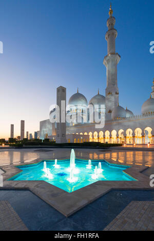 Vista nocturna de la Gran Mezquita de Sheikh Zayed, en Abu Dhabi, Emiratos Árabes Unidos Foto de stock