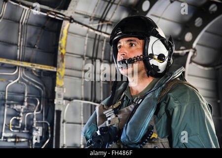 El Sgt. Gral. Richard Charron, sargento mayor de la Infantería de Marina de la Estación Aérea Miramar, California, va en su último vuelo en un tipo CH-53E Super Stallion con Marina escuadrón de helicópteros pesados (HMH) 361, el 22 de febrero. Charron se retirarán el 2 de marzo tras 30 años de servicio. Foto de stock