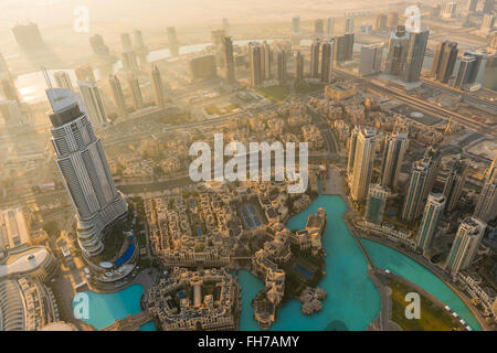 Mañana en el centro de Dubai escena. Vista superior desde arriba