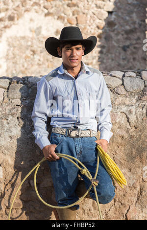 Un mexicano charro o vaquero el sombrero de cowboy y Lasso en una hacienda en el rancho de Alcocer, Fotografía de stock - Alamy