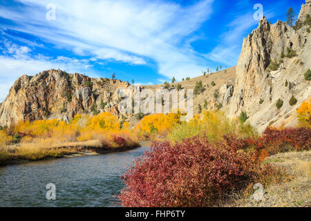 Colores de otoño y acantilados a lo largo del río Clark Fork cerca bearmouth, Montana Foto de stock