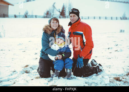 Italia, Val Venosta, Slingia sonriente, retrato de familia en la nieve