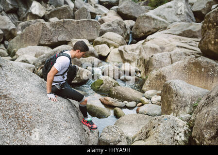 España, A Capela, ultra trail runner de escalada en roca Foto de stock