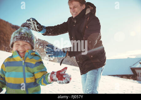 Italia, Val Venosta, Slingia, padre e hijo, tener una pelea con bolas de nieve