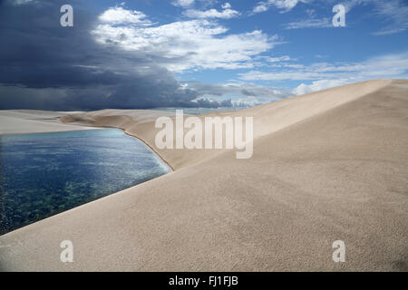 Y el paisaje de dunas de arena de Lençois Maranhenses, Barreirinhas , Maranhão , Brasil Foto de stock