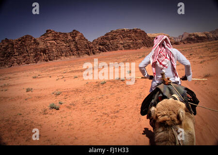 Beduin hombre en Wadi Rum desert , Jordania Foto de stock