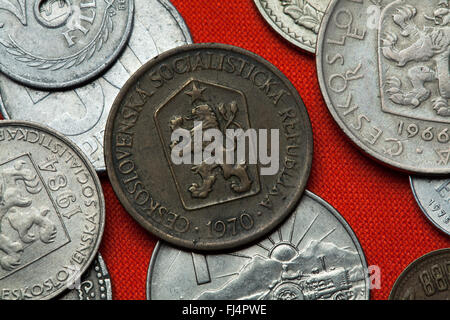 Monedas de Checoslovaquia. Escudo de armas de la República Socialista Checoslovaca representado en el checoslovaco uno koruna moneda (1970) Foto de stock