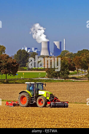 Tractor en un acre en frente de la estación de alimentación Westfalen, Alemania, Renania del Norte-Westfalia, Muensterland, Lippetal Foto de stock