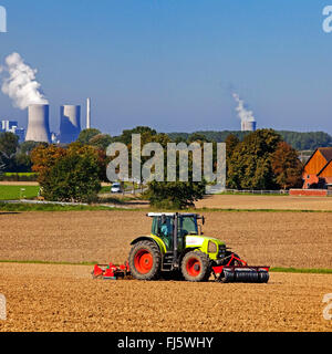 Tractor en un acre en frente de la estación de alimentación Westfalen, Alemania, Renania del Norte-Westfalia, Muensterland, Lippetal Foto de stock