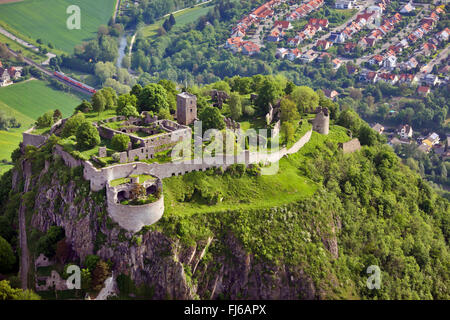 Las ruinas de la fortaleza Hohentwiel en primavera, vista aérea, Alemania Baden-Wurtemberg, Singen Foto de stock