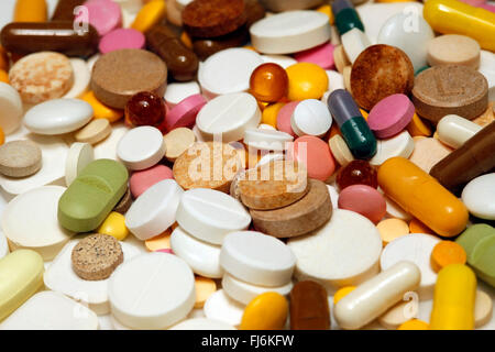 Colores surtidos de píldoras y cápsulas de cerca sobre fondo blanco. Foto de stock