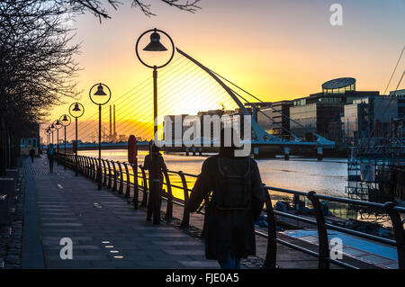 Samuel Beckett, puente sobre el río Liffey, el área de Docklands, en la madrugada, Dublín, Irlanda