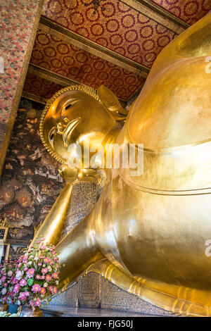 Buda reclinado, el templo Wat Pho, en Bangkok, Tailandia