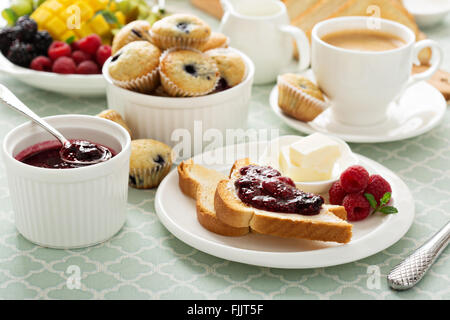 Fresco y brillante mesa de desayuno continental Foto de stock