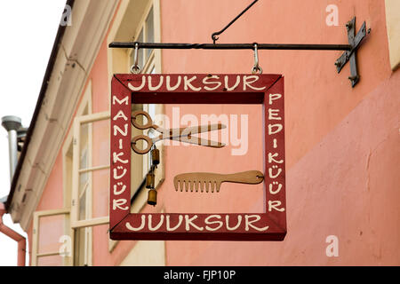 Geografía / viajes, Estonia, Tallin, Old Town, cartel de un peluquero, Additional-Rights-Clearance-Info-Not-Available Foto de stock