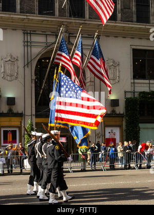 Desfile del Día de los veteranos en la Quinta Avenida, en la ciudad de Nueva York, EE.UU. Foto de stock