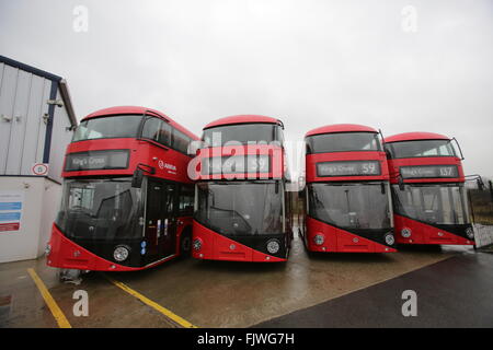 El nuevo Routemaster, originalmente conocido como el nuevo bus para Londres y popularmente conocida como Boris Bus o Borismaster (un portmanteau de el nombre del ex alcalde de Londres, Boris Johnson, quien condujo a su introducción, y que de la AEC Routemaster que fueron diseñados para reemplazar) es un híbrido diesel-eléctrico doble Decker Bus opera en Londres. Diseñado por Heatherwick Studio, es fabricado por Wrightbus, y es notable por que ofrece un "hop-on hop-off' de la plataforma trasera abierta similar al original diseño de autobuses Routemaster pero actualizado para satisfacer las necesidades de autobuses modernos para ser completamente Foto de stock