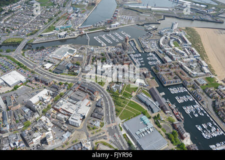 Una vista aérea de la Marina y muelles en Swansea, Gales del Sur Foto de stock