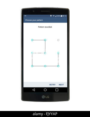 Mediante el reconocimiento de patrones para bloquear la pantalla en un LG G4 5,5 pulgadas smartphone Android ejecutando Android 6 Marshmallow Foto de stock